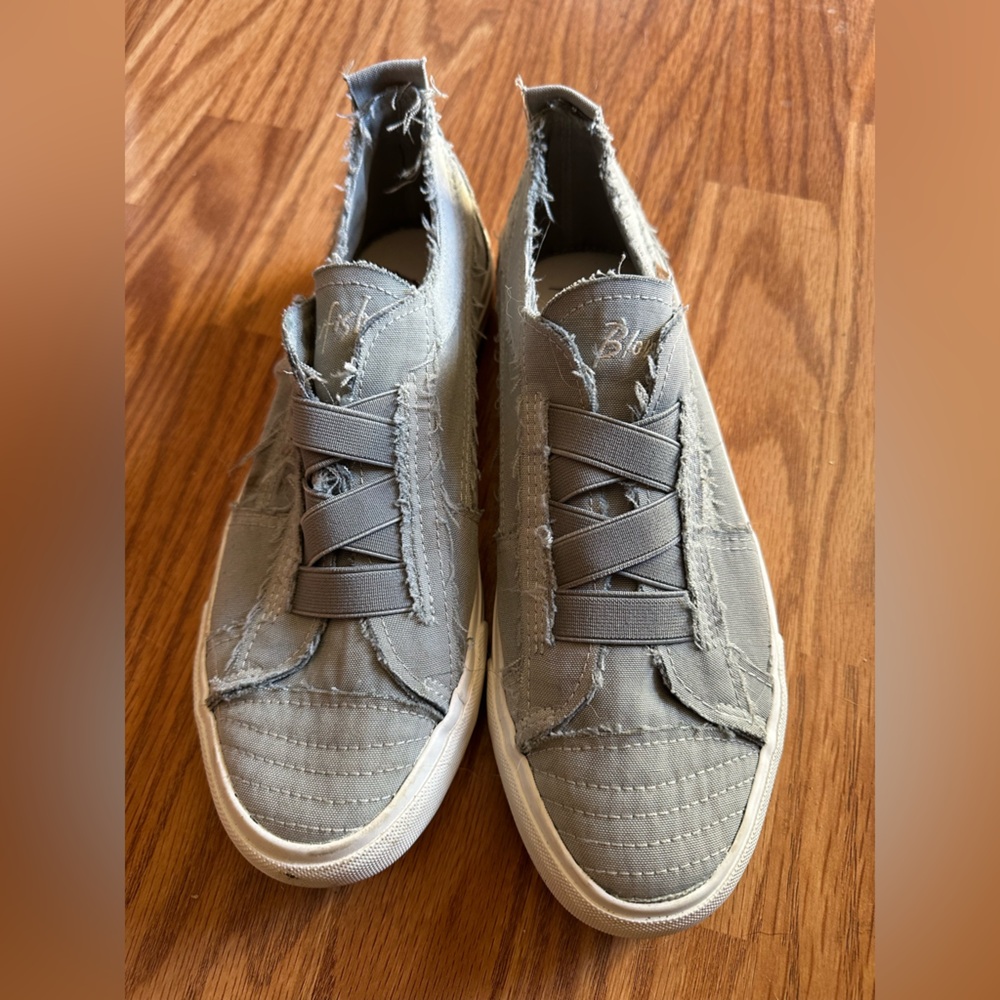NWOT Blowfish Malibu slip-on sneaker gray size 9.5